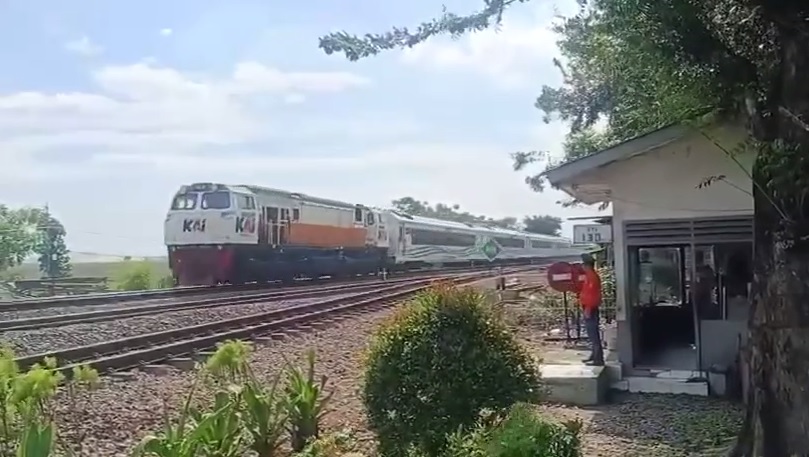 🇮🇩 [VÍDEOS] Trem sofre descarrilamento na Indonésia