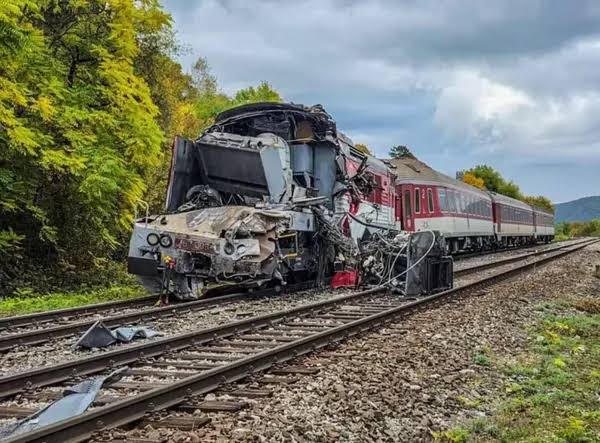 🇸🇰 Colisão entre trens deixa 66 feridos na Eslováquia